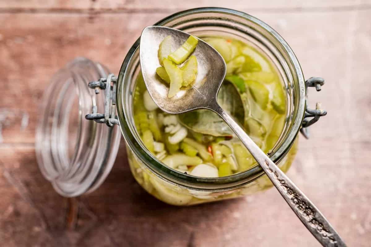 کرفس کوهی ترشی با طعم اصیل و کیفیت خانگی