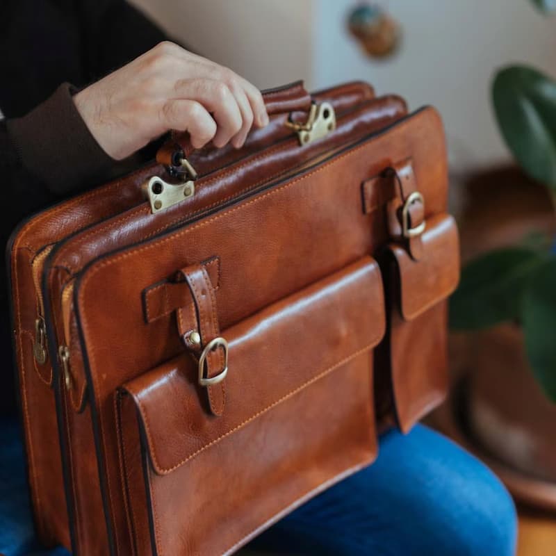 کیف چرم اداری مردانه رمزدار با دوخت دقیق و طراحی منظم